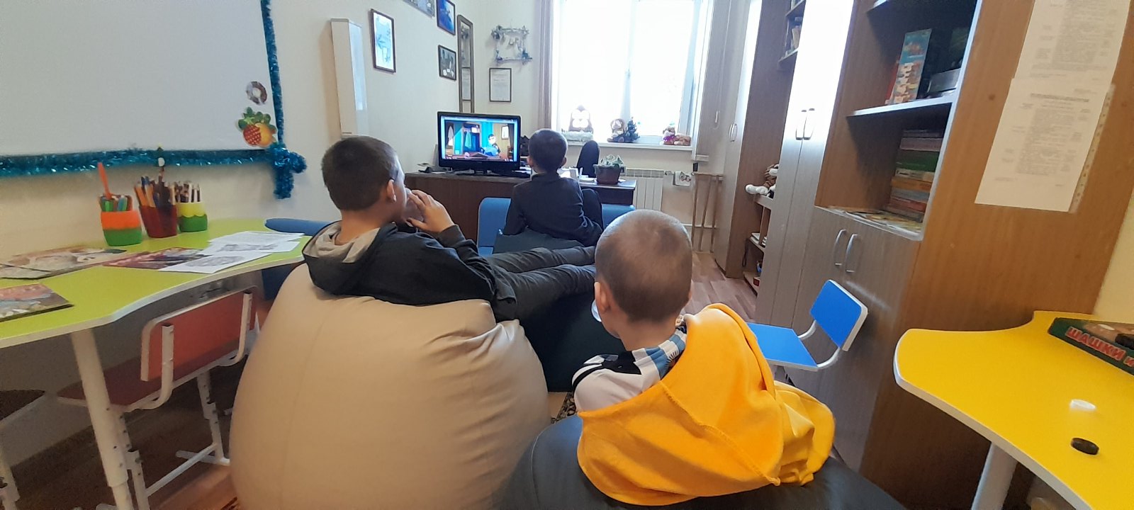 куча проводов. сеть непонятно. мировая паутина интернет. укладка проводов в серверной. сеть непонятно.